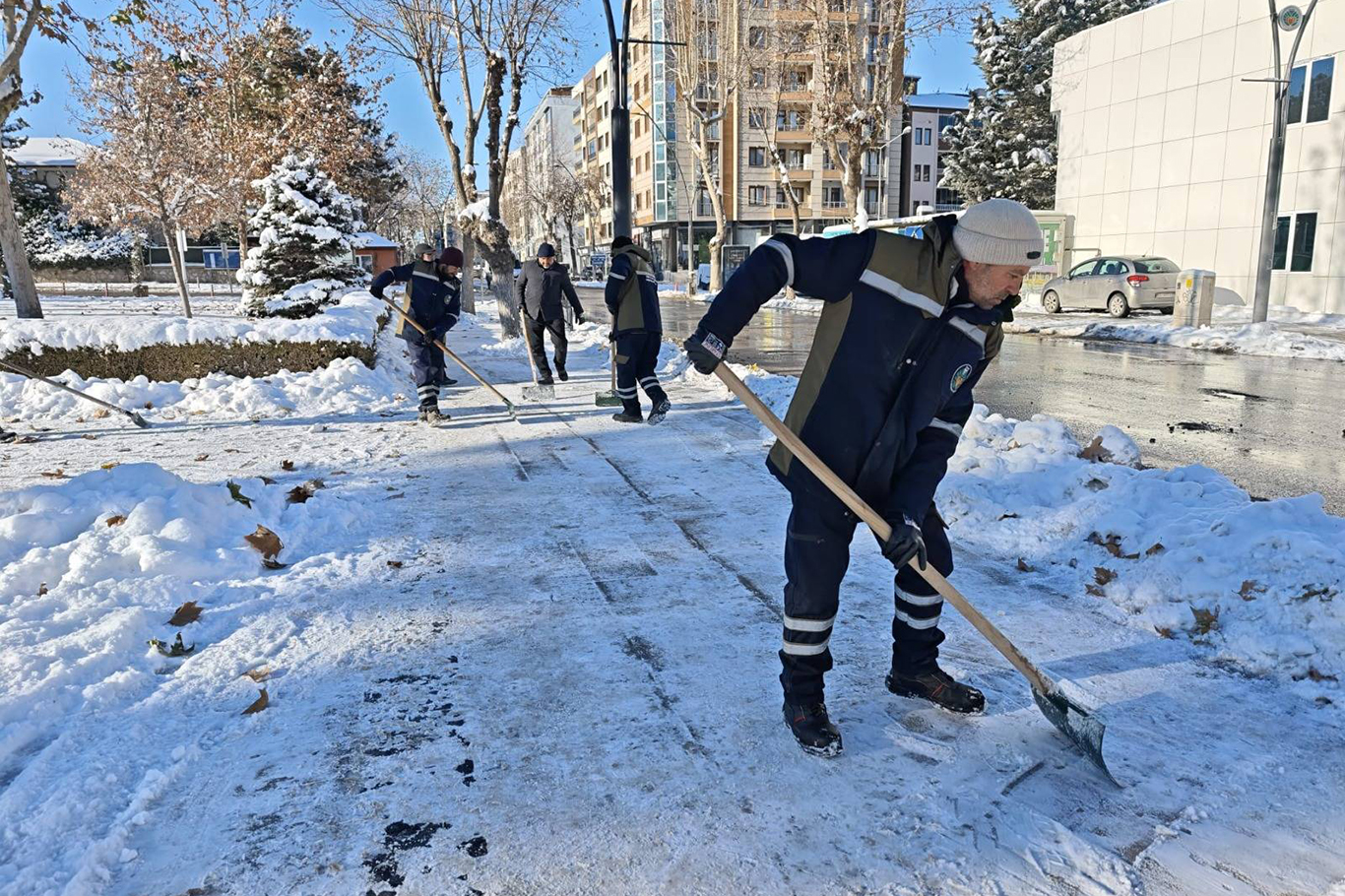 Karla mücadele çalışmaları devam eden Malatya'da 117 mahalle yolu ulaşıma açıldı