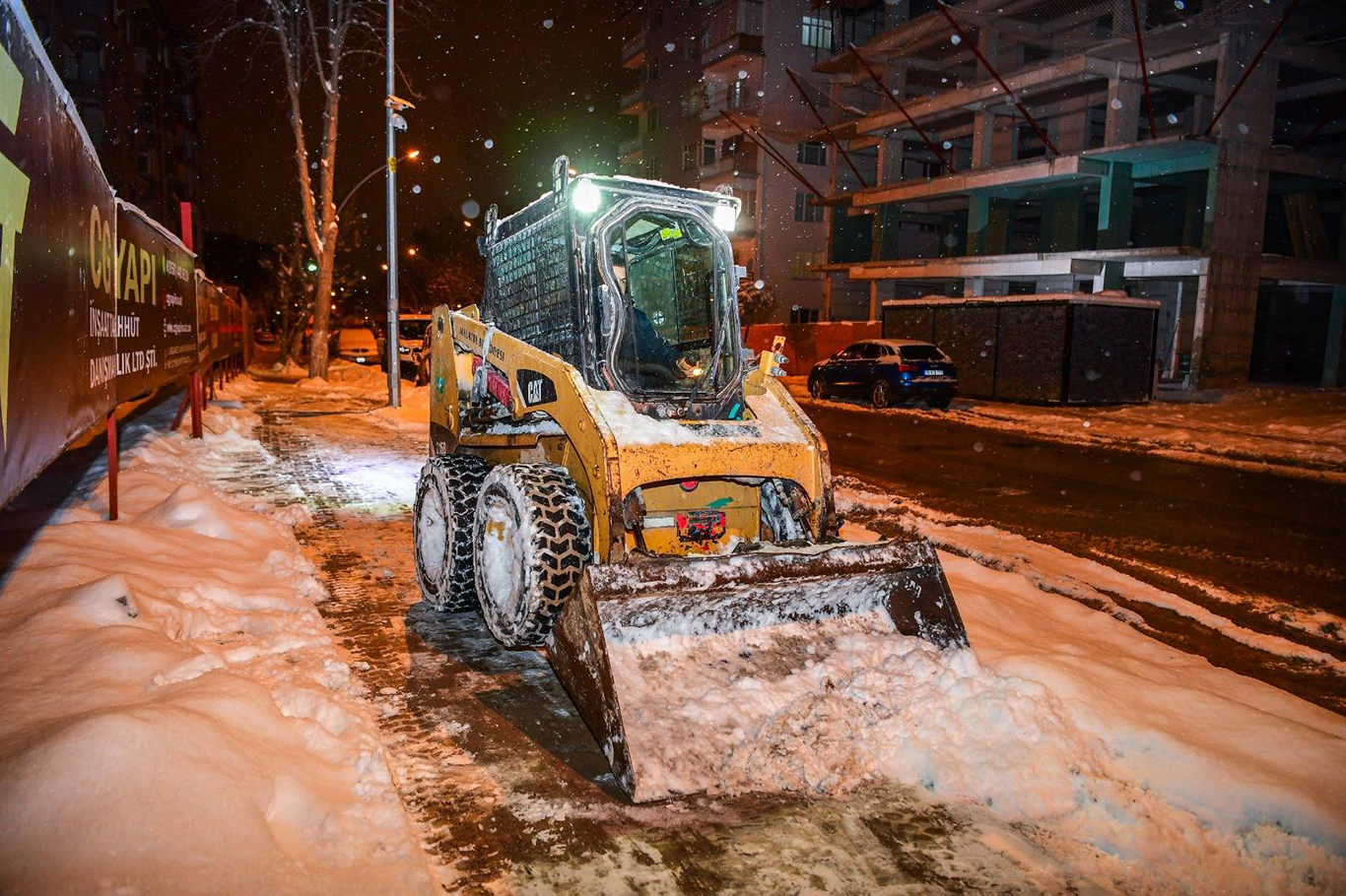 Karla mücadele çalışmaları devam eden Malatya'da 117 mahalle yolu ulaşıma açıldı