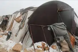 السوريون في مخيمات إدلب وحلب يواجهون ظروفاً شتوية قاسية