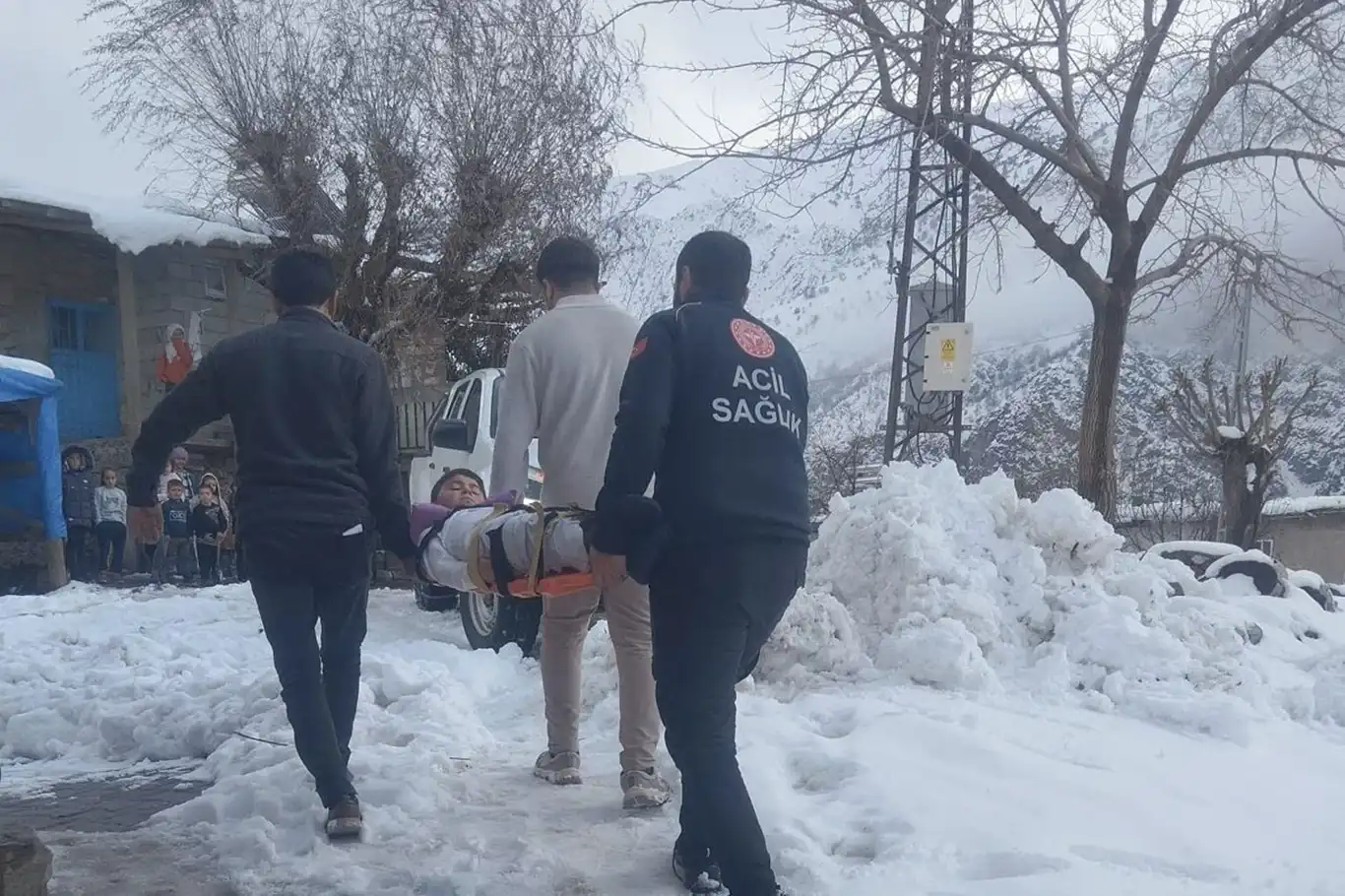 Siirt’te karla mücadele ekipleri acil vakalar için seferber oldu