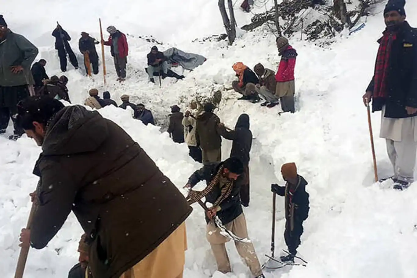 Nine killed, one child injured as avalanche strikes house in northwestern Pakistan