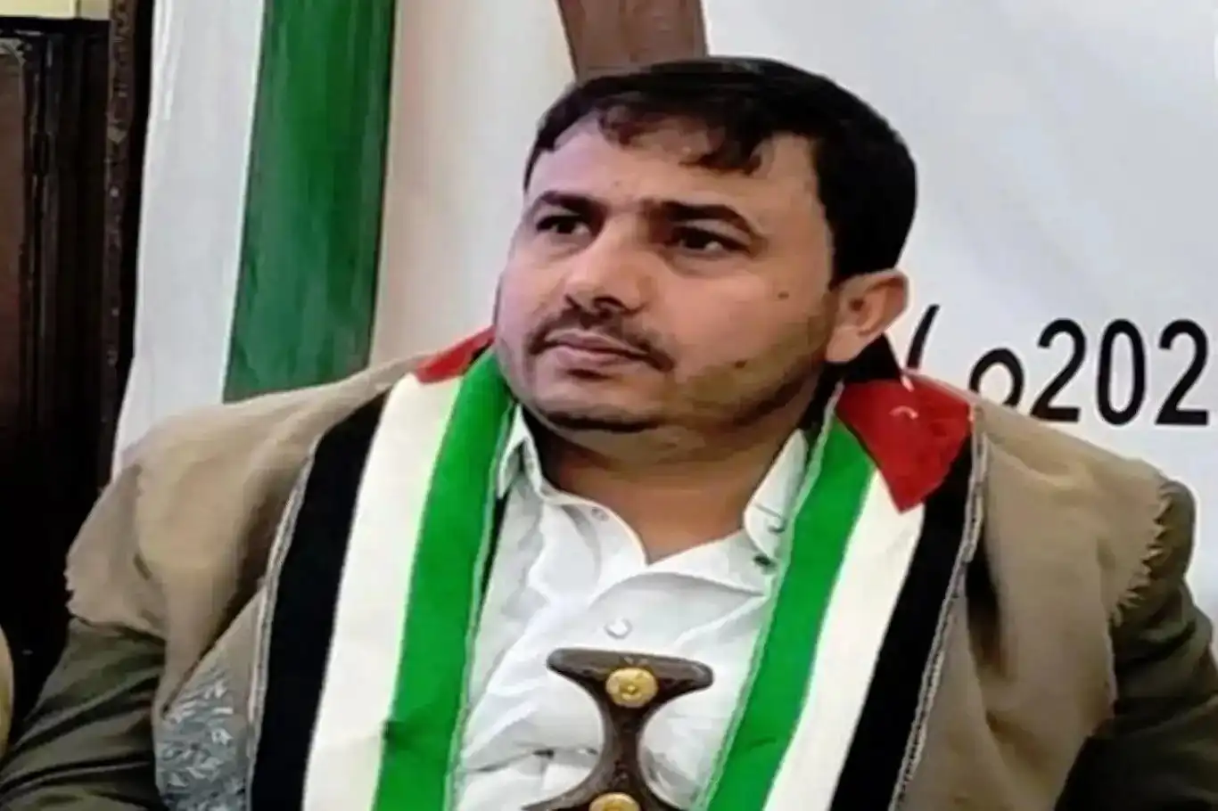 قيادي يمني يلوح باستهداف منشآت نفطية ومصارف سعودية