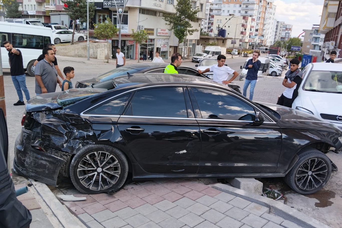 Batman'da TIR ile taksinin çarpıştığı kazada bir kişi yaralandı