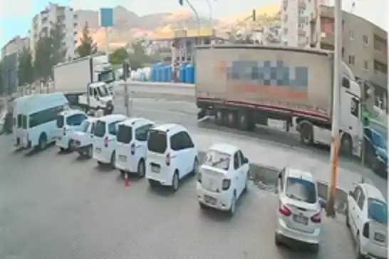 Batman'da tır ile taksinin çarpıştığı kazada bir kişi yaralandı