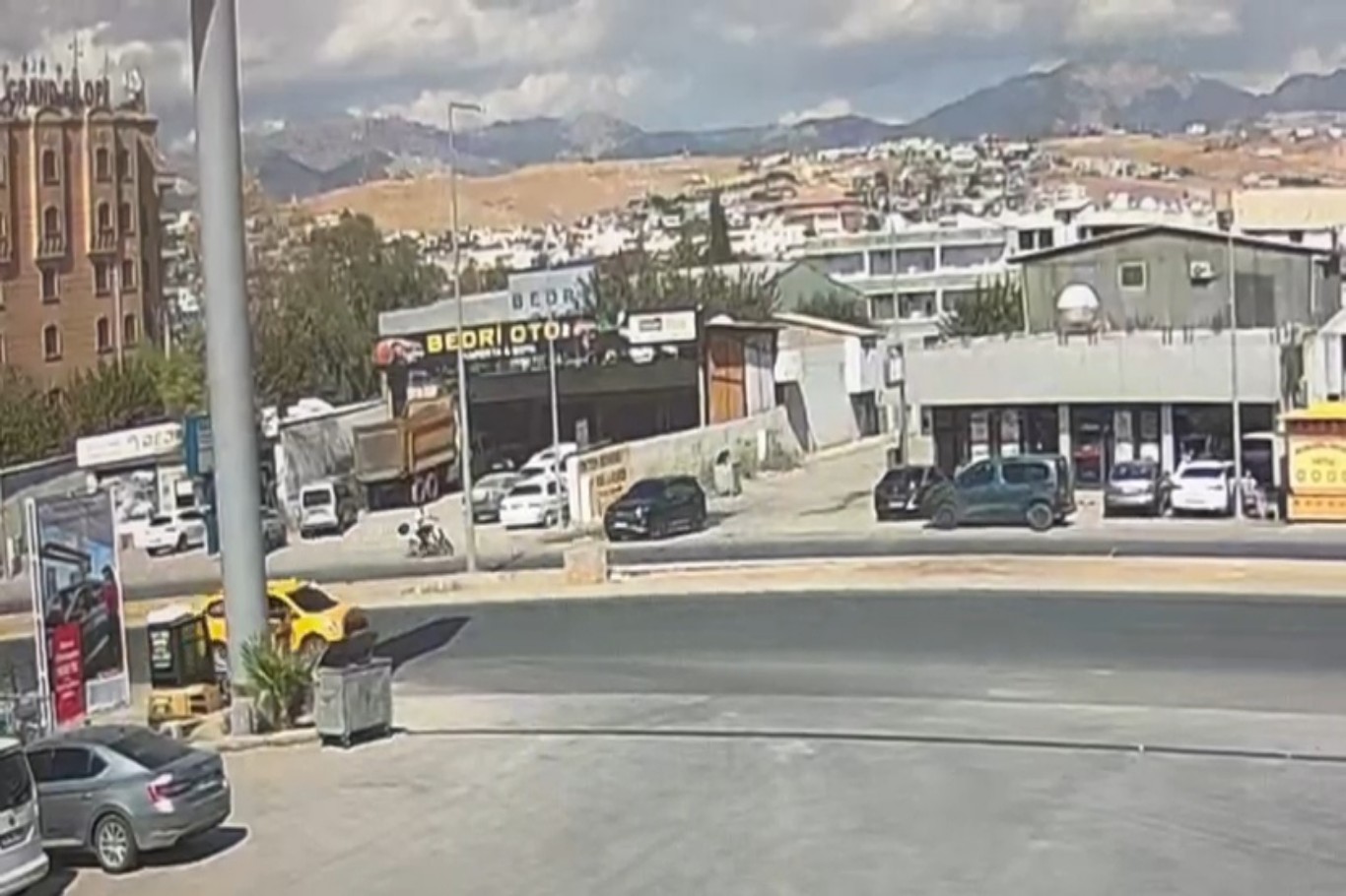 Silopi’de elektrikli motosiklet  otomobilin altında kaldı: O anlar kamerada