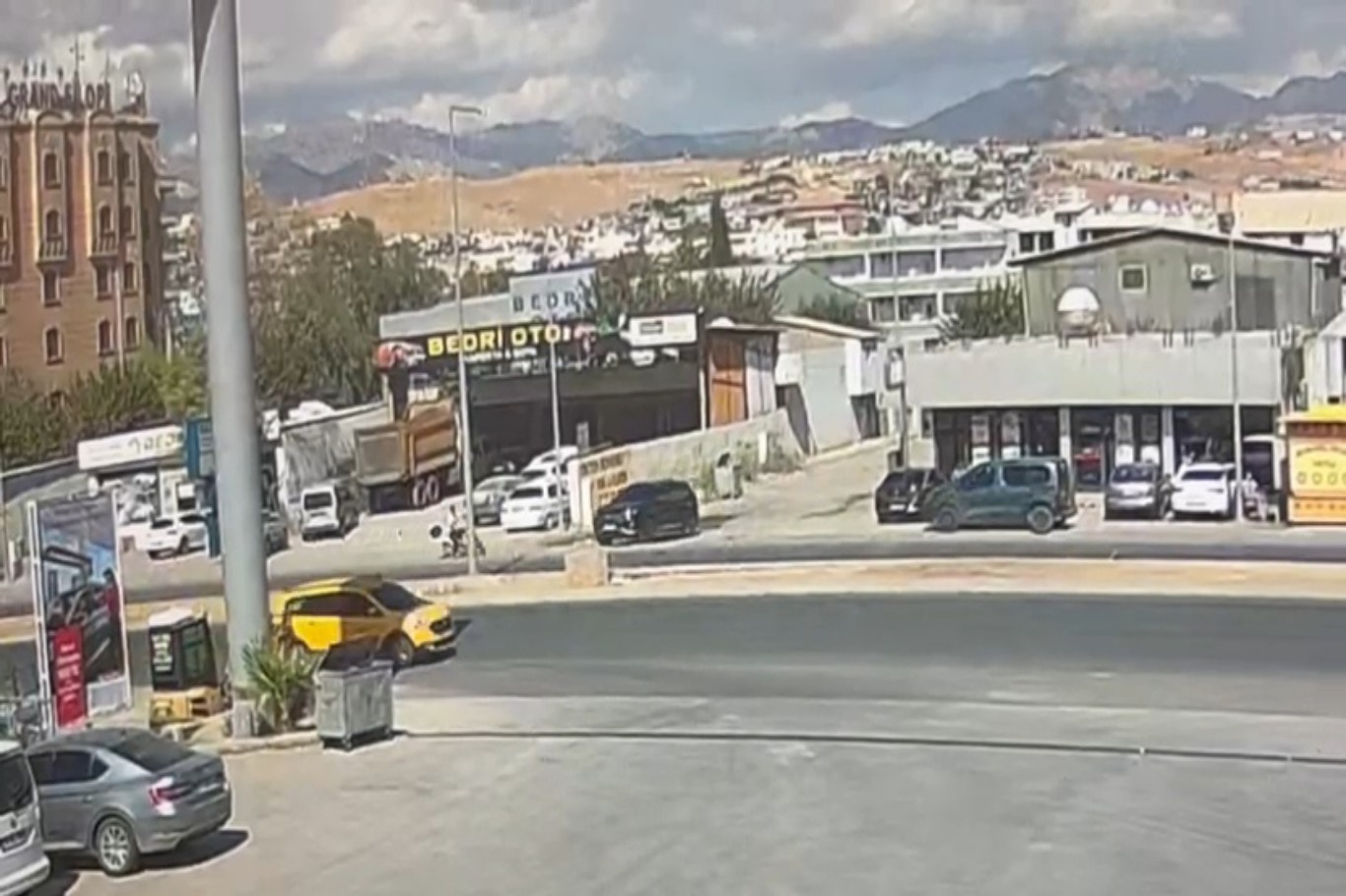 Silopi’de elektrikli motosiklet  otomobilin altında kaldı