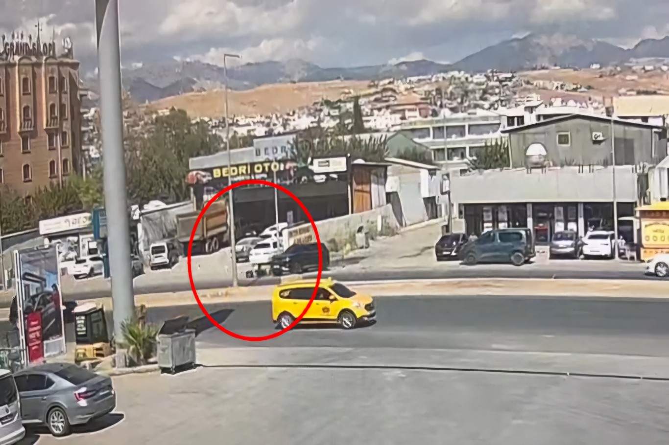 Silopi’de elektrikli motosiklet  otomobilin altında kaldı: O anlar kamerada