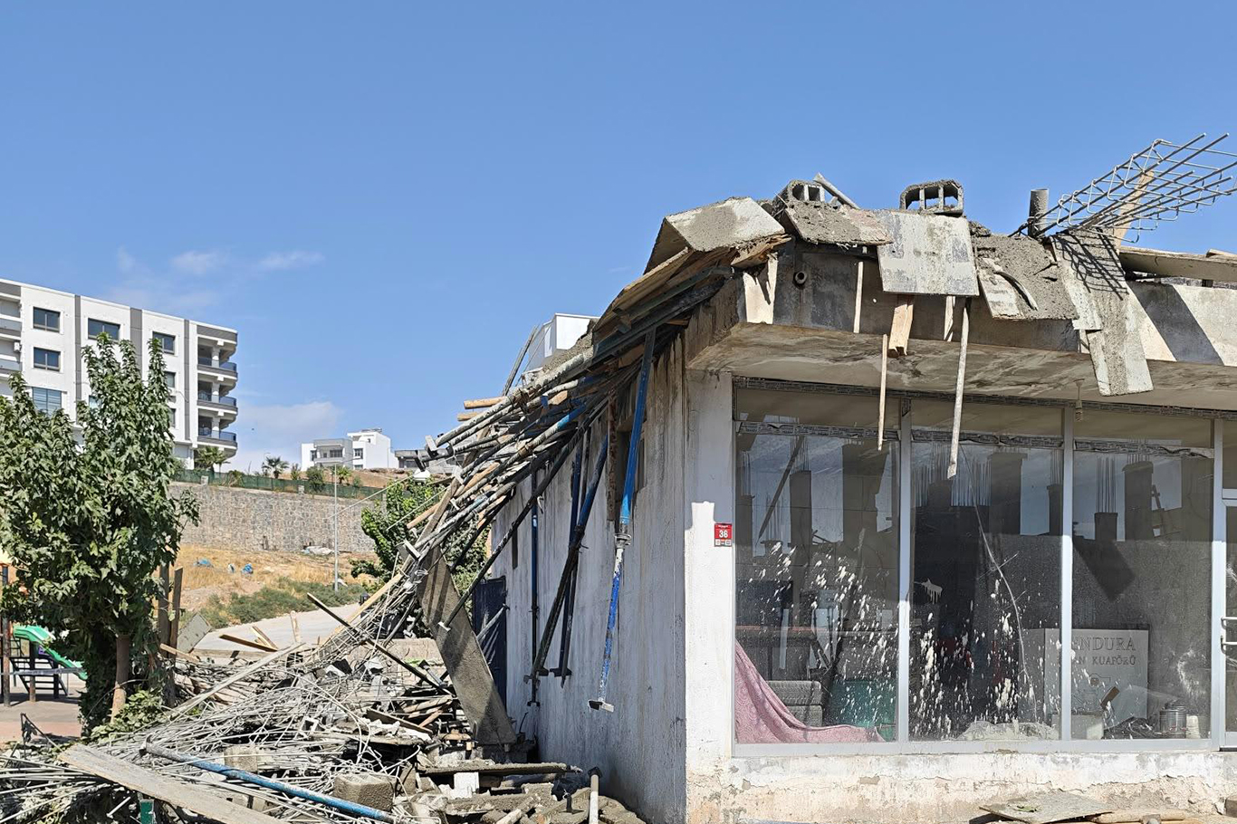 CİZRE’DE İNŞAAT ÇÖKTÜ 5 YARALI