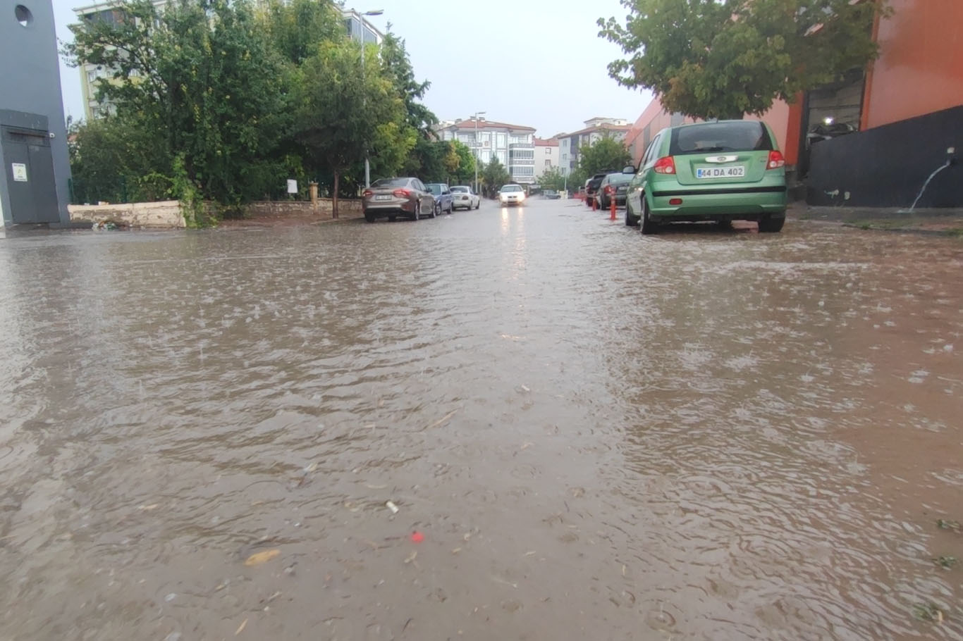 Malatya'da şiddetli yağış yolları göle çevirdi