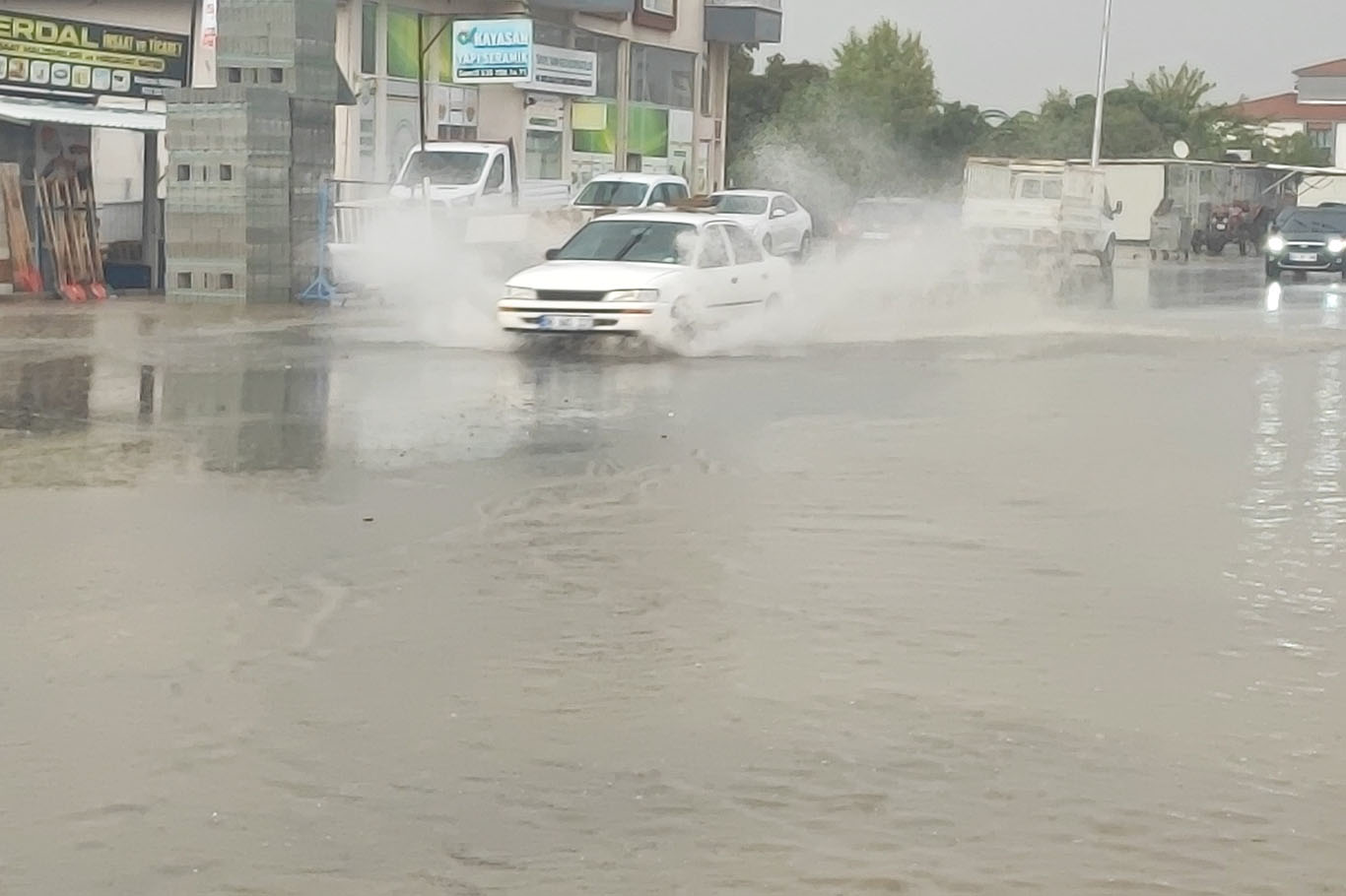 Malatya'da şiddetli yağış yolları göle çevirdi