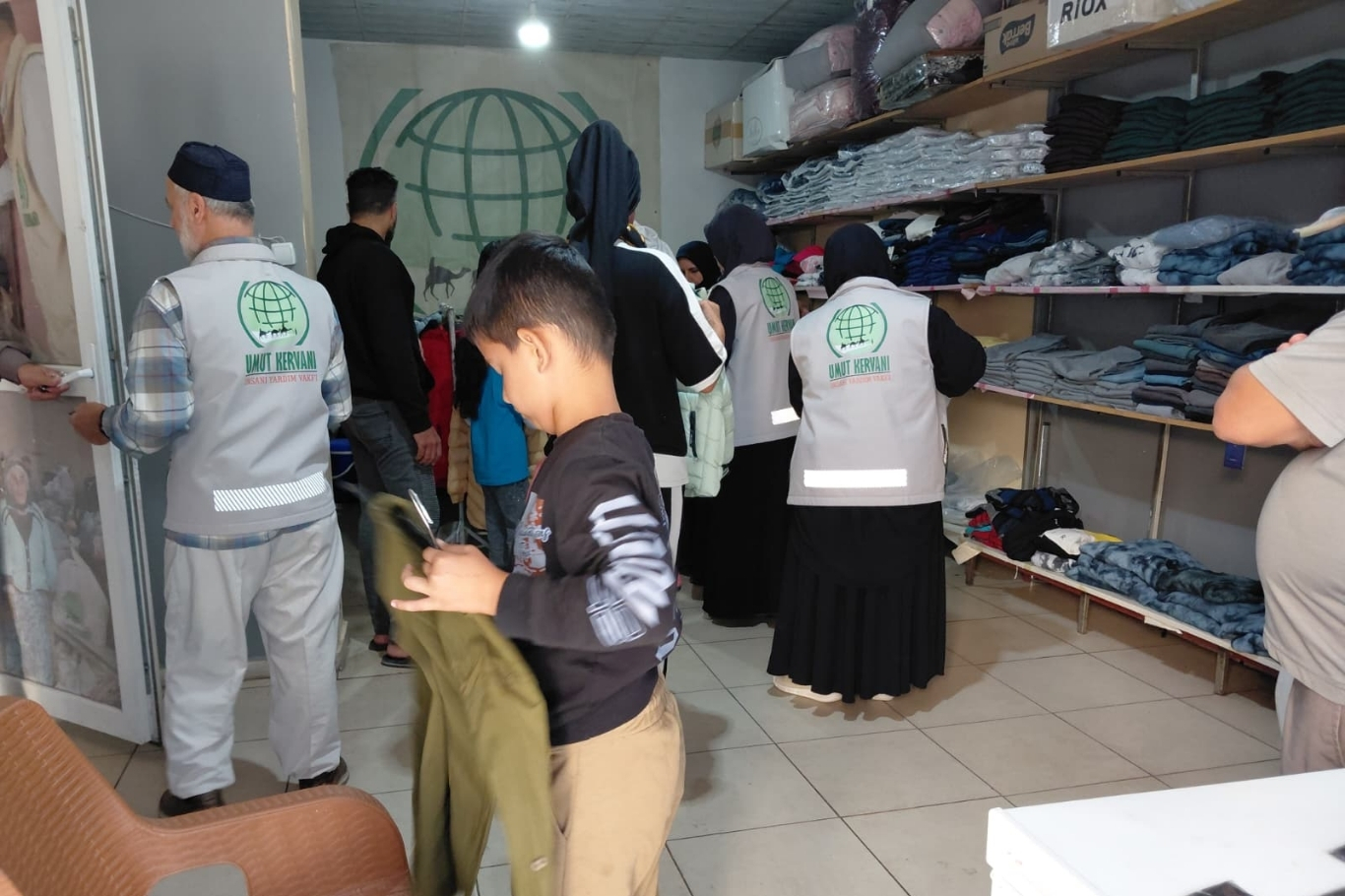 Tarsus Umut Kervanı'ndan ihtiyaç sahibi ailelere giyim yardımı