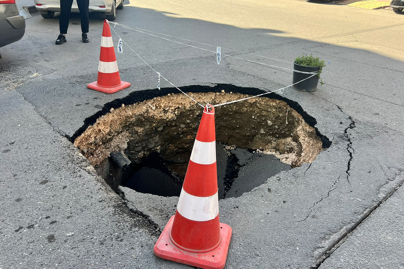 Batman'da yolda oluşan derin göçük endişeye neden oldu