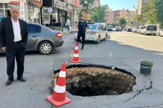 Batman'da yolda oluşan derin göçük endişeye neden oldu