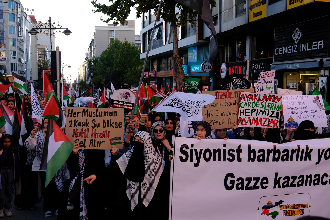 Vanlılar Aksa Tufanı'nın 3'üncü yıldönümünde Gazze için meydanlardaydı