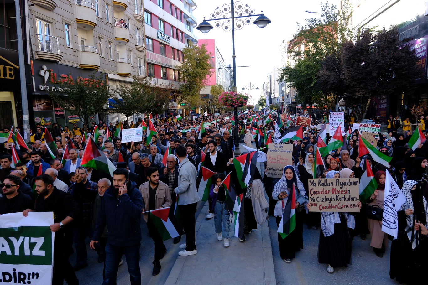 Vanlılar Aksa Tufanı'nın 3'üncü yıldönümünde Gazze için meydanlardaydı