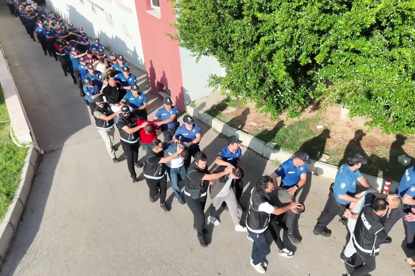 Adana merkezli 11 ilde organize suç operasyonu: 73 şüpheli tutuklandı