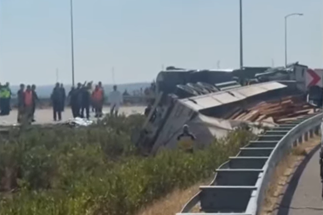 11 killed, 27 injured in bus-truck collision in western Türkiye