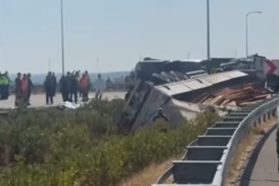 11 killed, 27 injured in bus-truck collision in western Türkiye