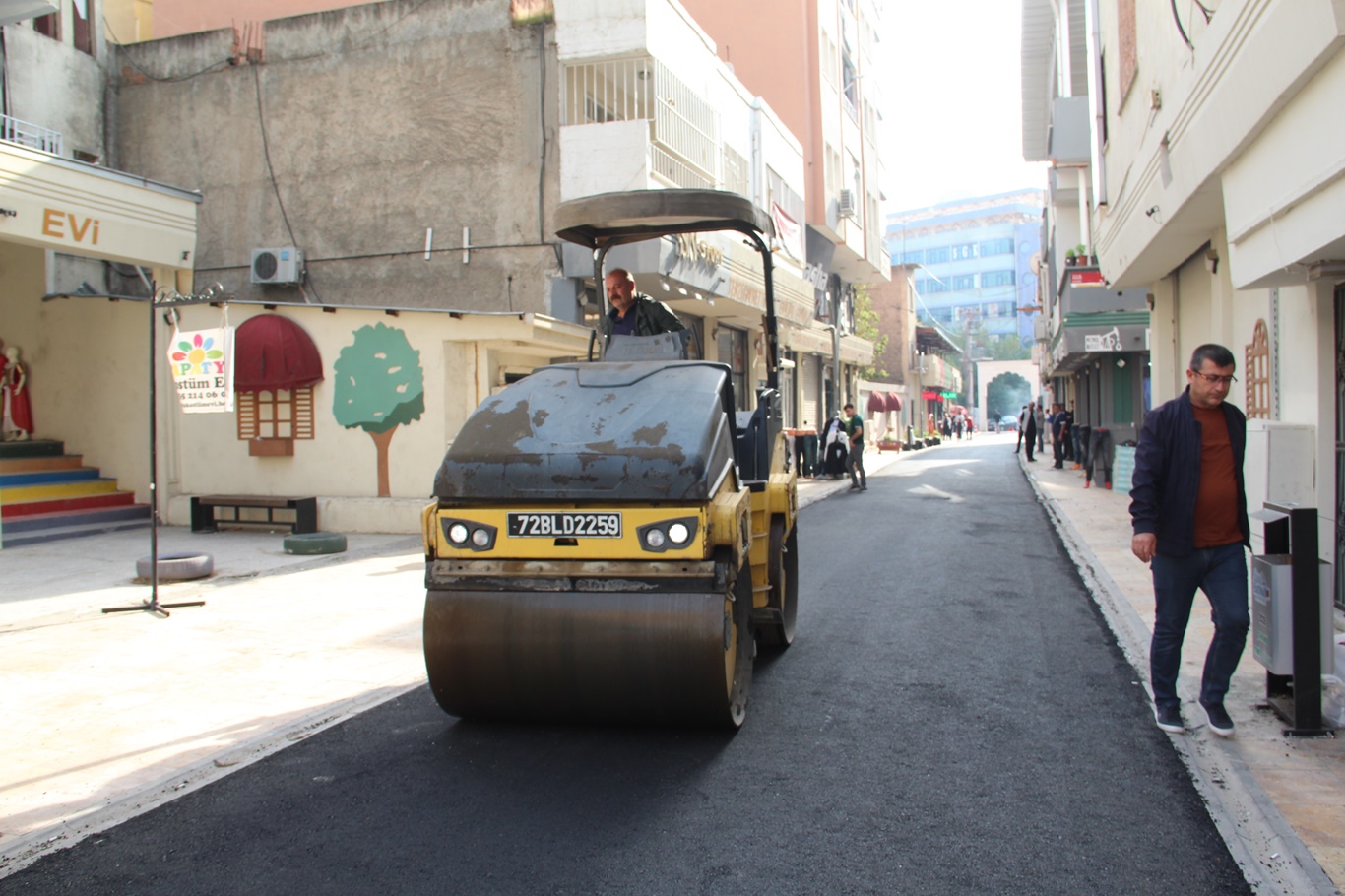 Batman'da trafiğe kapalı sokağın asfaltlanıp trafiğe açılması esnafın tepkisine yol açtı