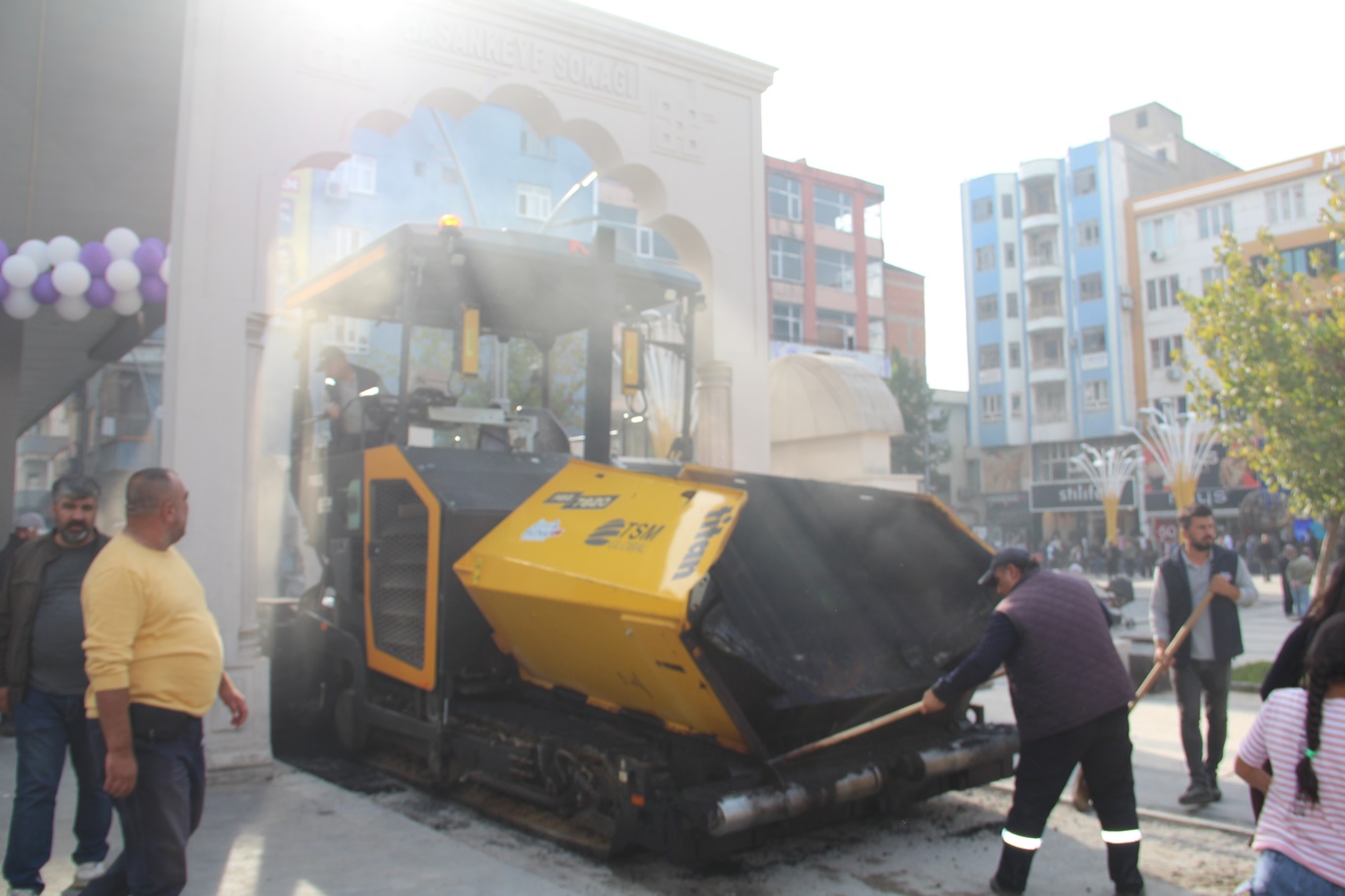 Batman'da trafiğe kapalı sokağın asfaltlanıp trafiğe açılması esnafın tepkisine yol açtı