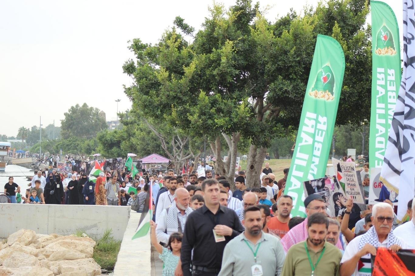 Mersin'de Aksa Tufanı'nın yıl dönümü dolayısıyla düzenlenen programda, HÜDA PAR Mersin Milletvekili Faruk Dinç Gazze'de yaşananlara dikkat çekti. Basın açıklamasında ise İslam ülkelerine siyonist rejime yaptırım uygulama çağrısı yapıldı.