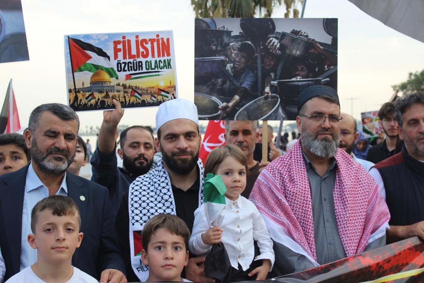 Mersin'de Aksa Tufanı'nın yıl dönümü dolayısıyla düzenlenen programda, HÜDA PAR Mersin Milletvekili Faruk Dinç Gazze'de yaşananlara dikkat çekti. Basın açıklamasında ise İslam ülkelerine siyonist rejime yaptırım uygulama çağrısı yapıldı.