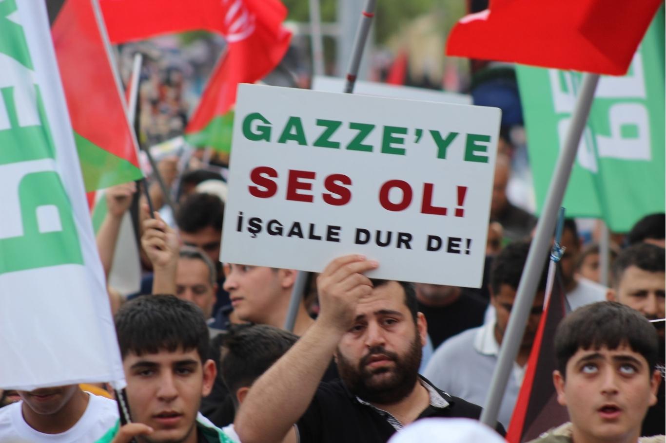 Mersin'de Aksa Tufanı'nın yıl dönümü dolayısıyla düzenlenen programda, HÜDA PAR Mersin Milletvekili Faruk Dinç Gazze'de yaşananlara dikkat çekti. Basın açıklamasında ise İslam ülkelerine siyonist rejime yaptırım uygulama çağrısı yapıldı.