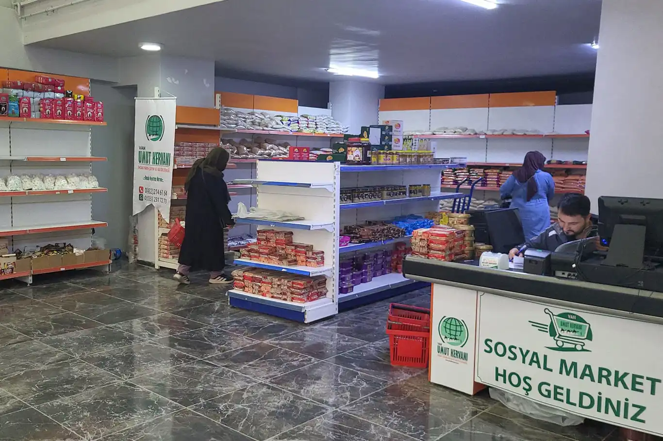 Umut Kervanı Van’da 250 ihtiyaç sahibi ailenin yüzünü güldürdü