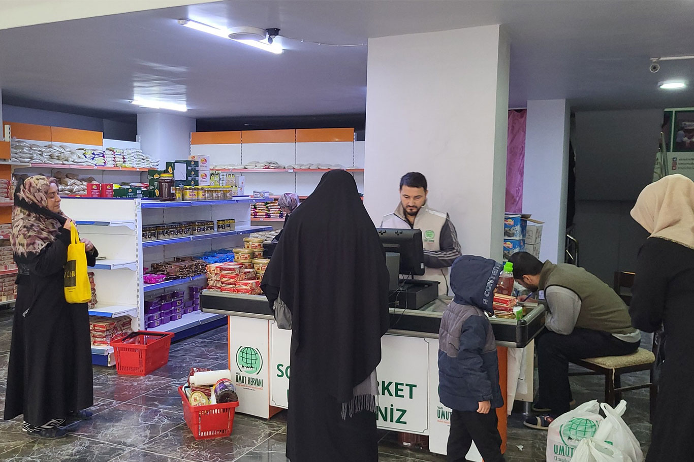 Umut Kervanı Van’da 250 ihtiyaç sahibi ailenin yüzünü güldürdü
