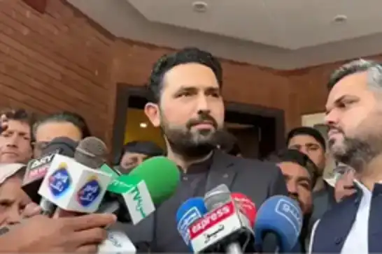  اعتقال رئيس حكومة خيبر بختونخوا وعدد من المسؤولين بعد فرض الحكم الاتحادي