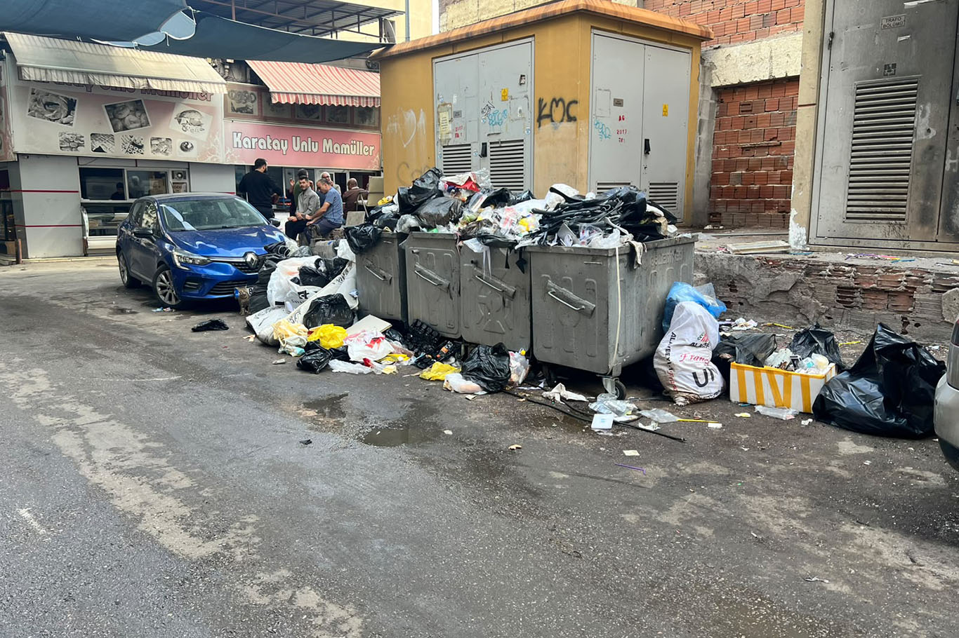 Konak’ta çöp sorunu vatandaş ve esnafı mağdur ediyor