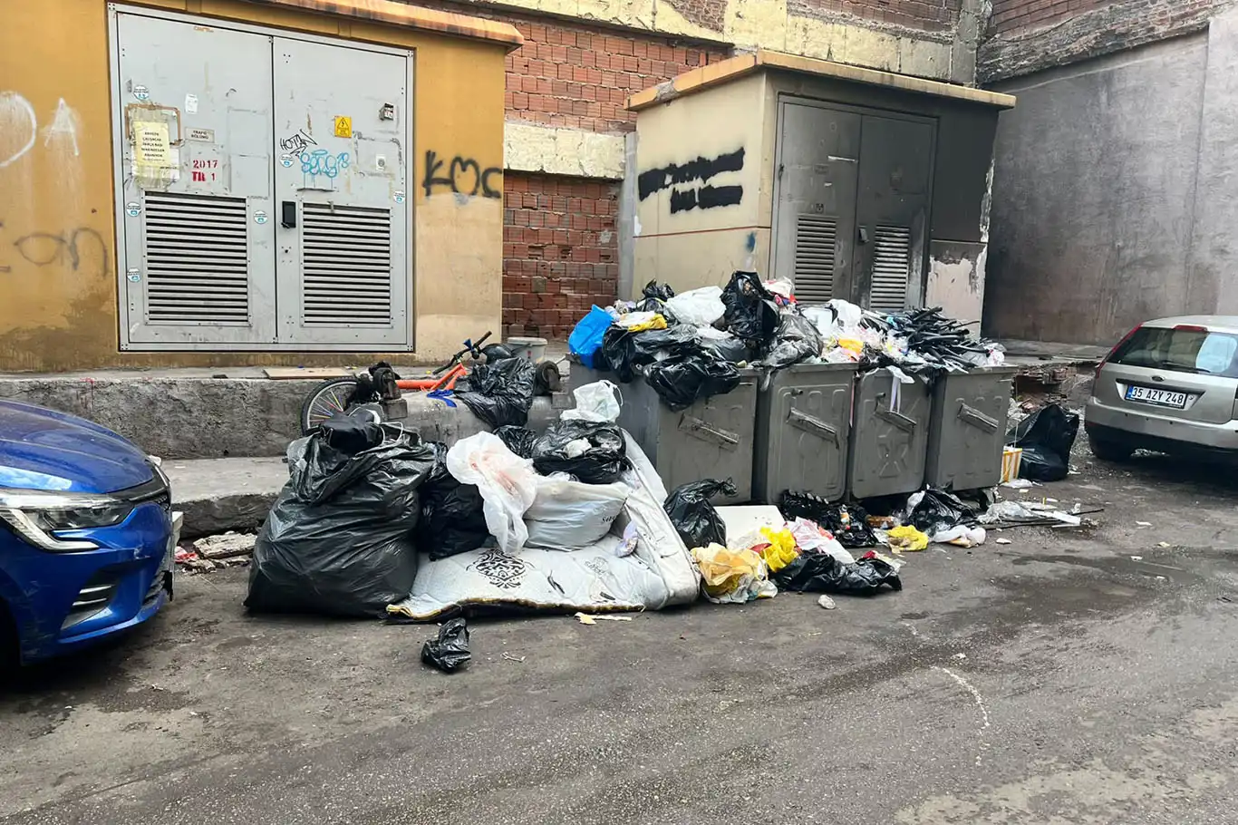 Konak’ta çöp sorunu halk ve esnafı mağdur ediyor
