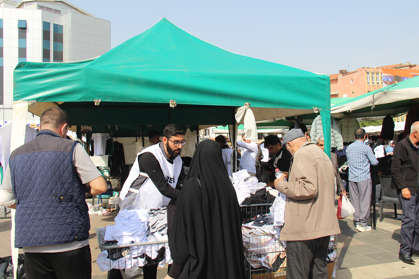 Diyarbakır Umut Kervanı'nın kermesi başladı: Gelirler ihtiyaç sahiplerine ulaştırılacak