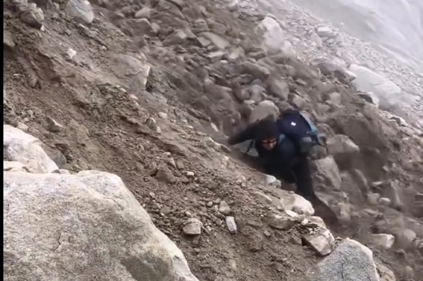 Ağrı Dağı’nda dev kayalar dağcıların üzerine yuvarlandı!