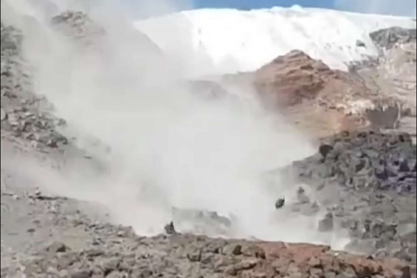 Ağrı Dağı’nda dev kayalar dağcıların üzerine yuvarlandı!