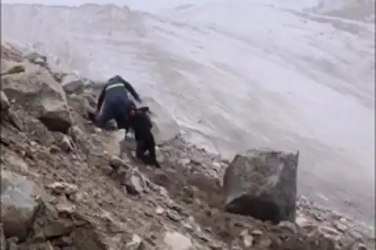 Ağrı Dağı’nda dev kayalar dağcıların üzerine yuvarlandı!