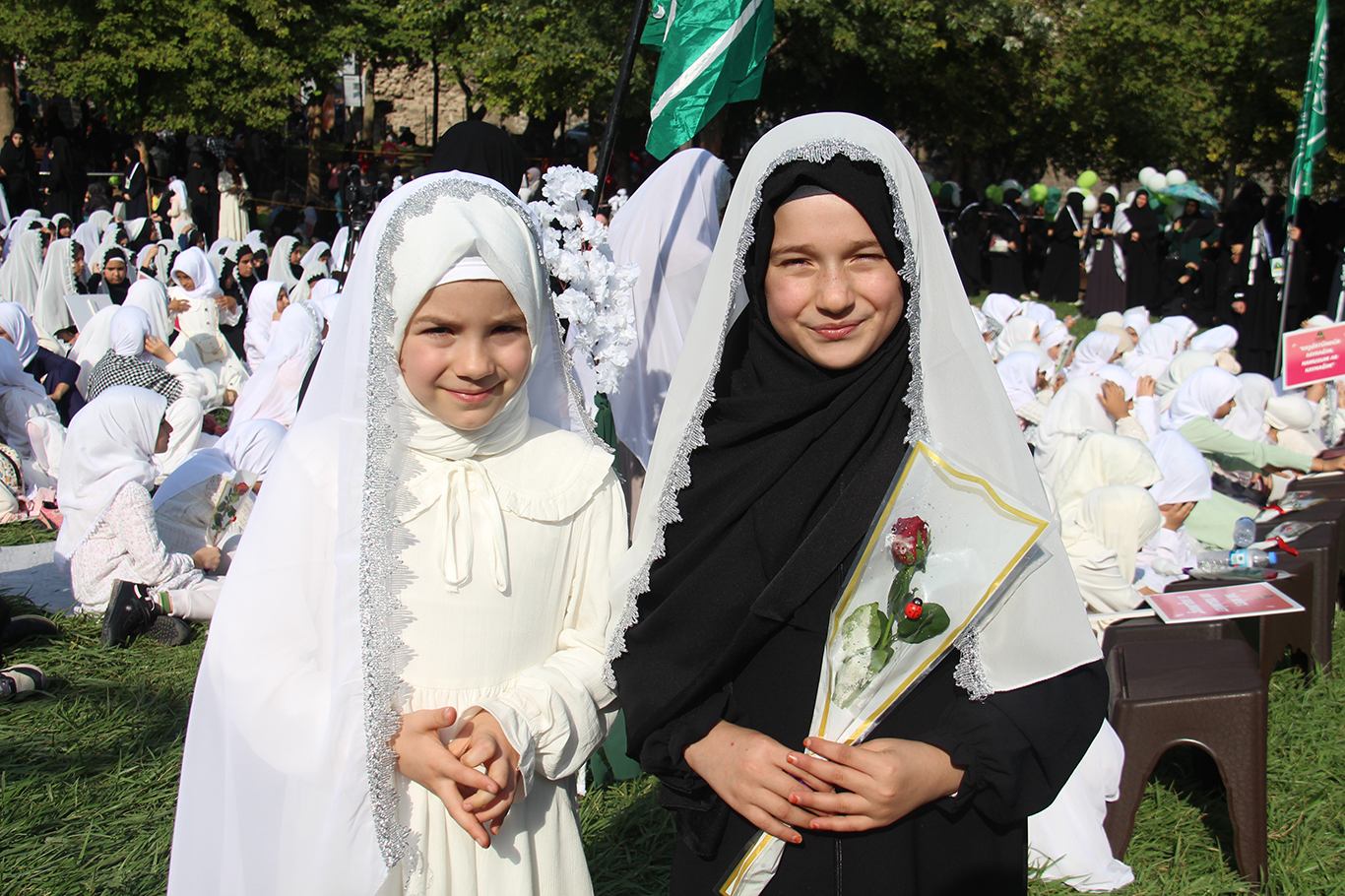 Tesettüre bürünen kız çocukları: Allah'ın emrini yerine getirdiğimiz için mutluyuz
