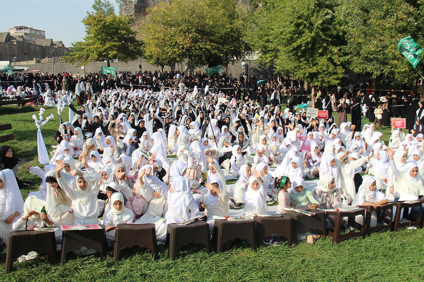 Tesettüre bürünen kız çocukları: Allah'ın emrini yerine getirdiğimiz için mutluyuz