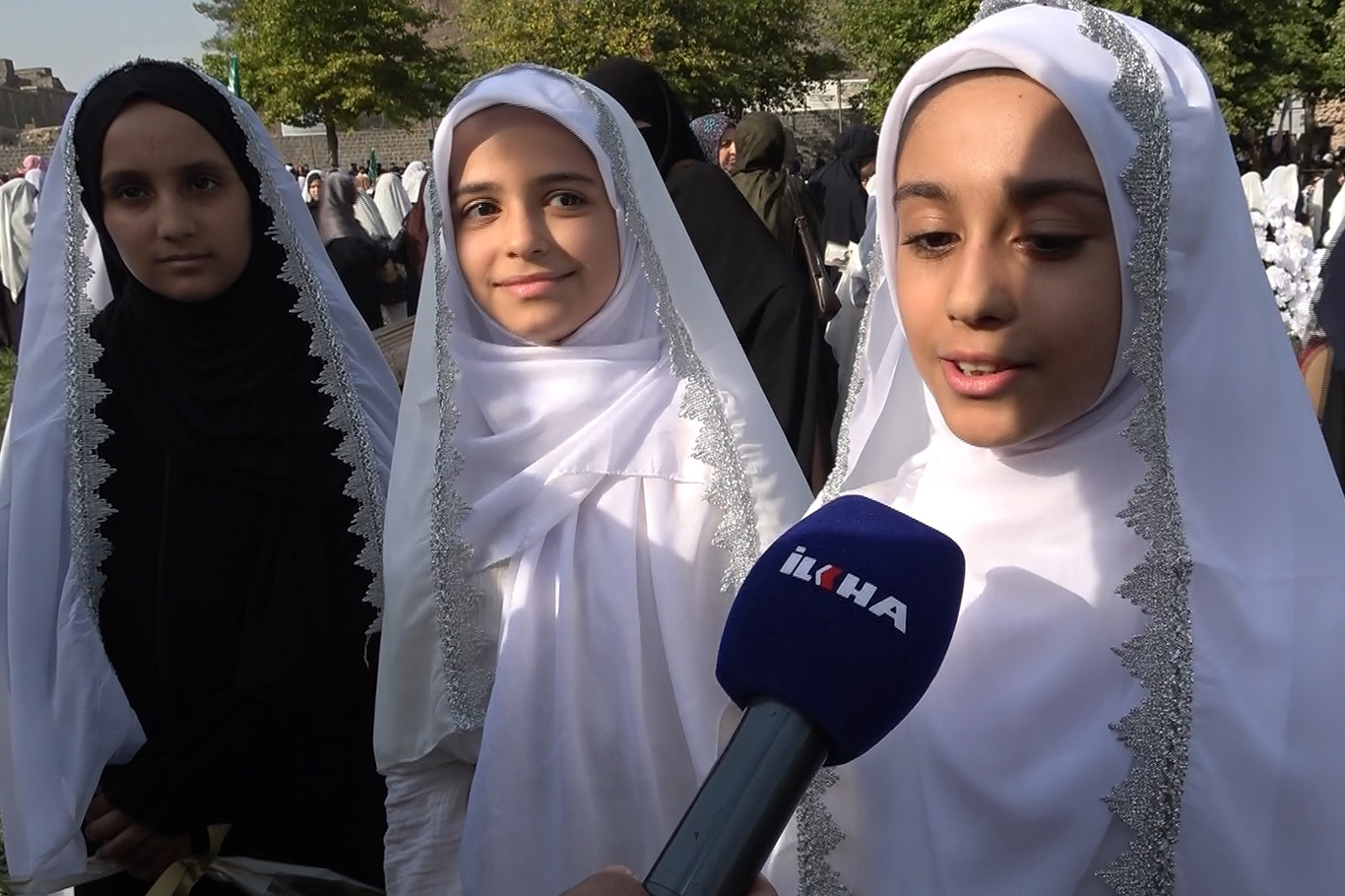 Tesettüre bürünen kız çocukları: Allah'ın emrini yerine getirdiğimiz için mutluyuz
