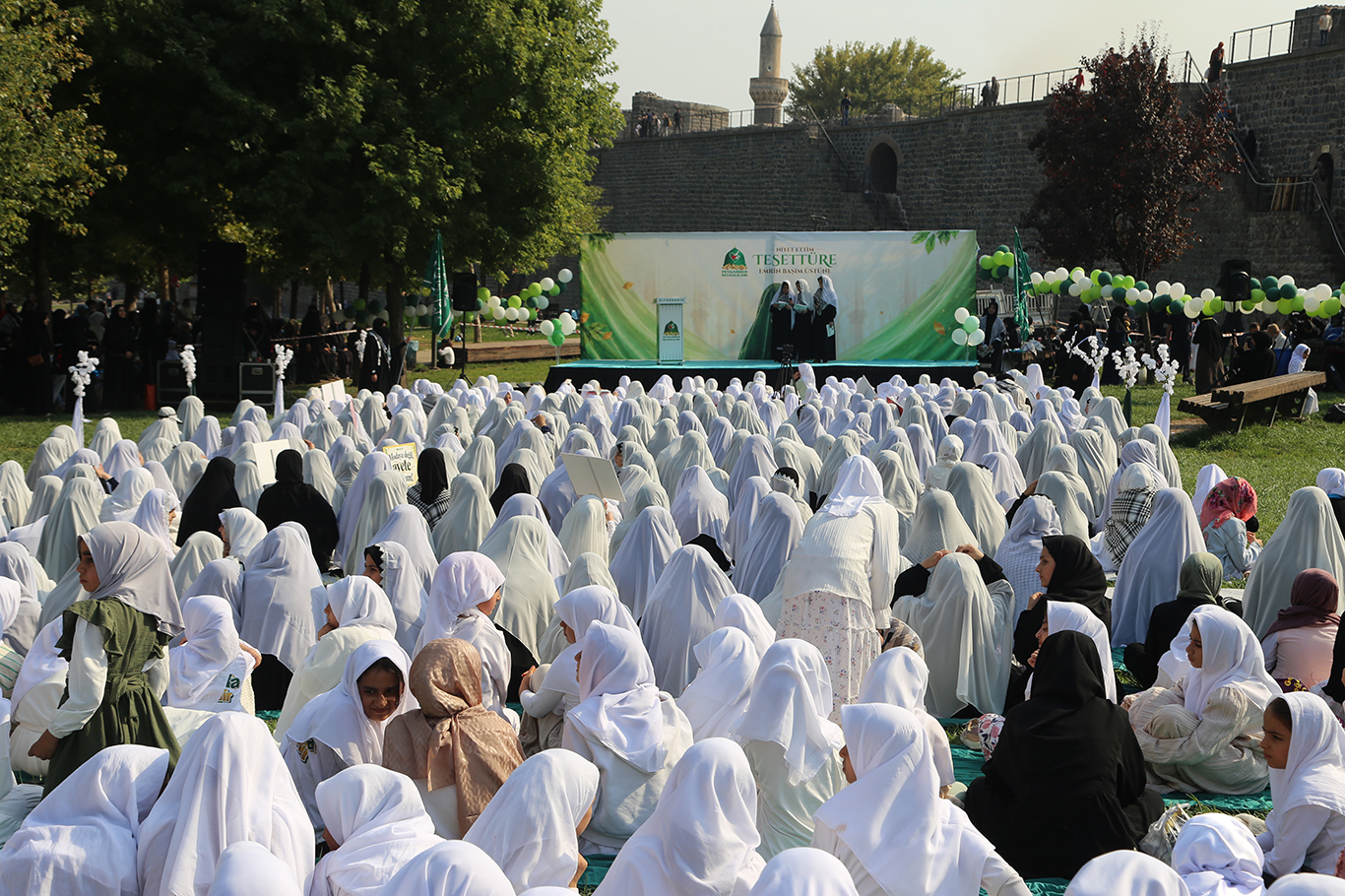 Tesettüre bürünen kız çocukları: Allah'ın emrini yerine getirdiğimiz için mutluyuz