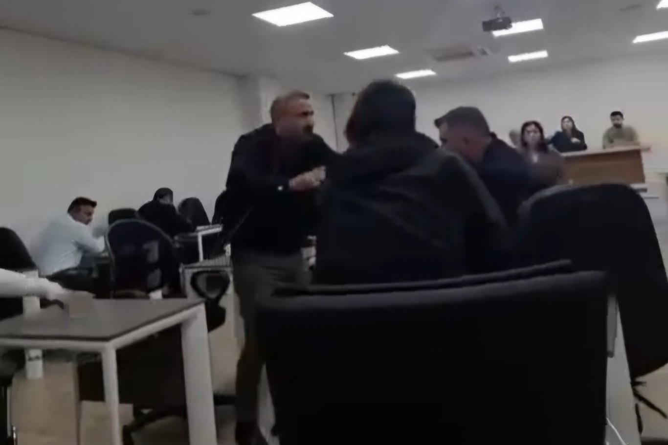 Silopi Belediyesinde meclis karıştı: Meclis üyesi ile başkan yardımcısı birbirine girdi