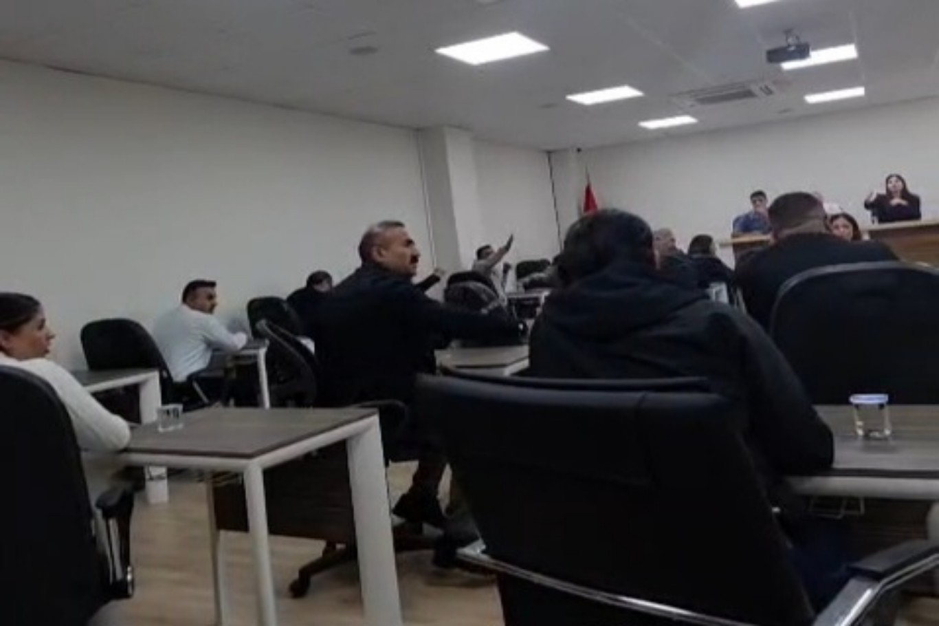 Silopi Belediyesinde meclis karıştı: Meclis üyesi ile başkan yardımcısı birbirine girdi