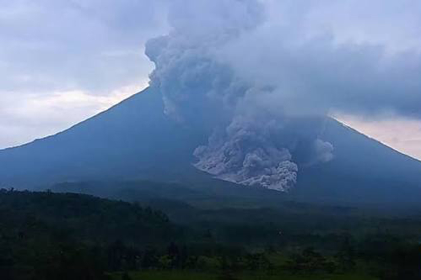 Semeru Yanardağı'nda volkanik hareketlilik