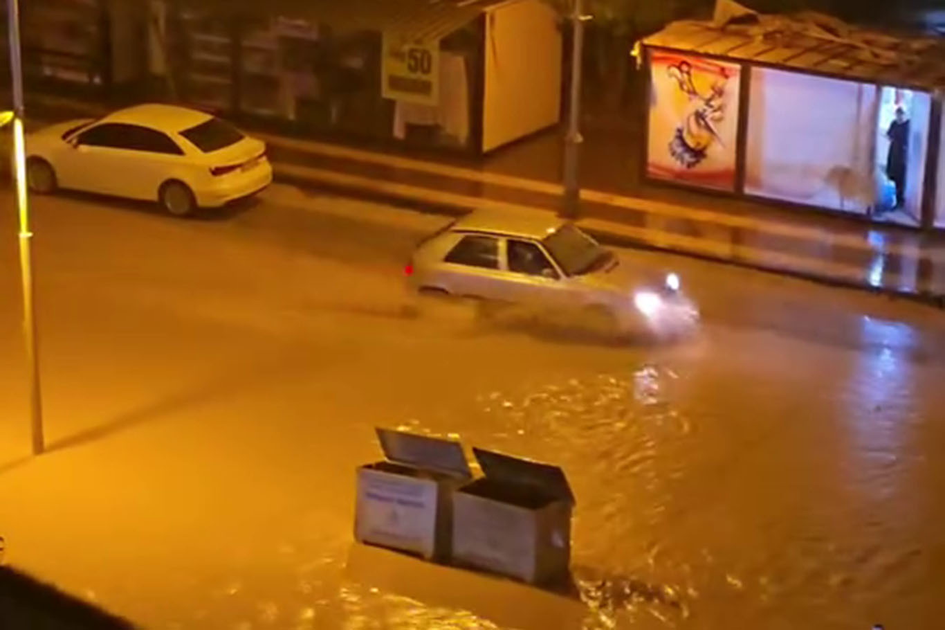 Malatya'da sağanak yağış nedeniyle alt geçitler ve yollar göle döndü