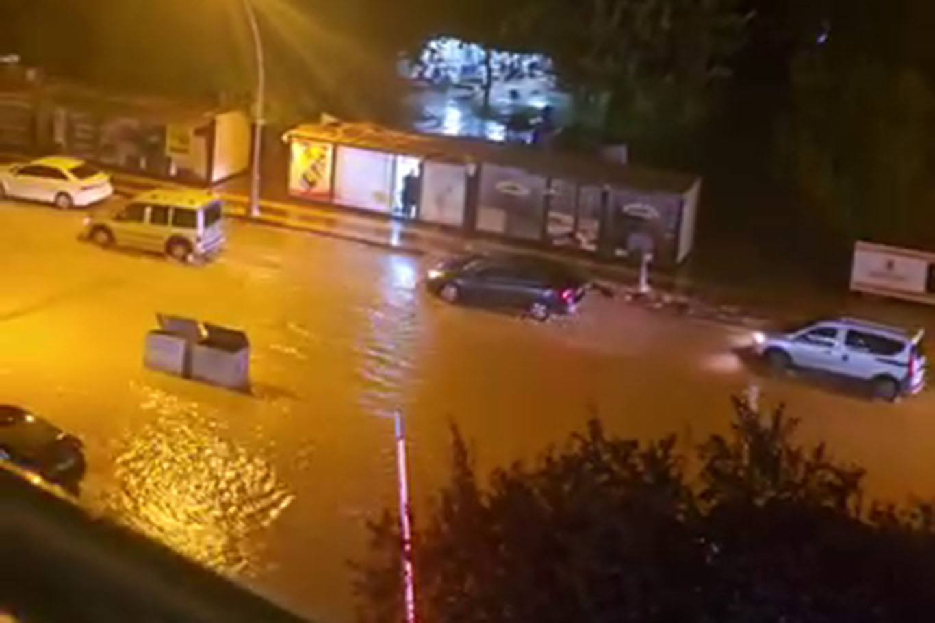 Malatya'da sağanak yağış nedeniyle alt geçitler ve yollar göle döndü