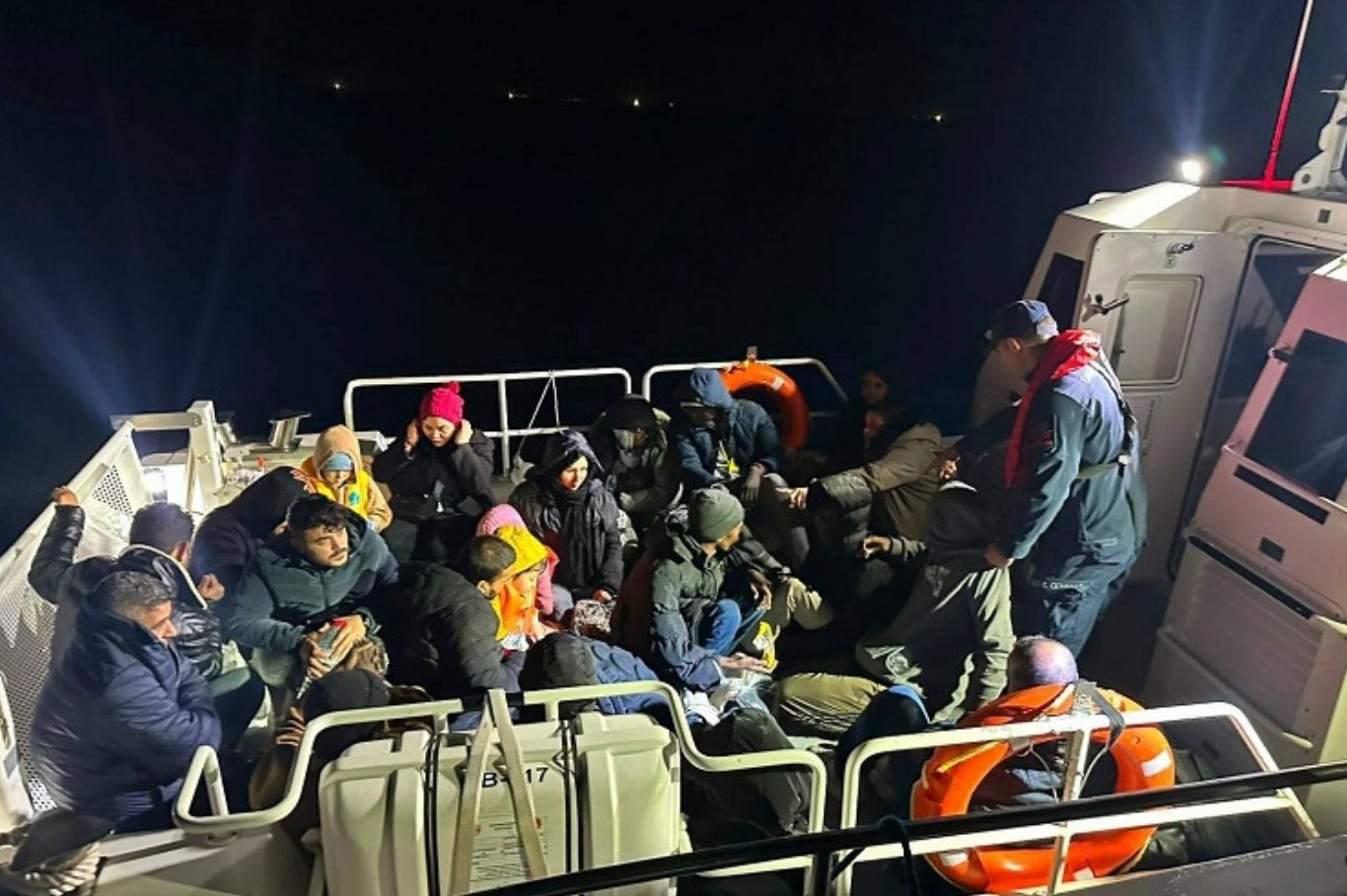 İzmir açıklarında 23 düzensiz göçmen kurtarıldı