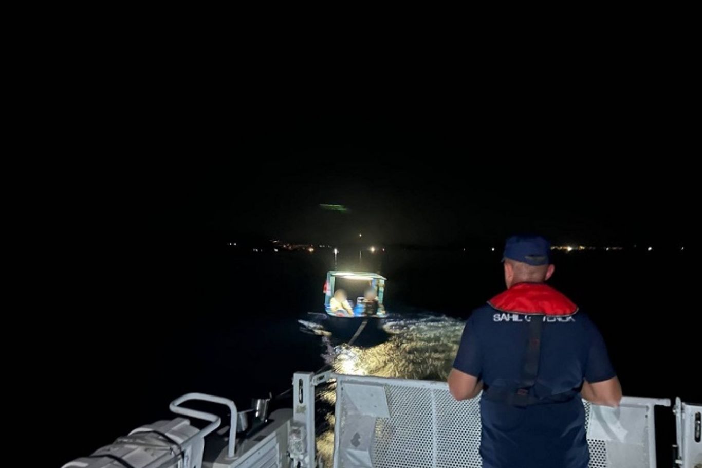 Aydın'da motoru arızalanan teknedeki 2 kişi kurtarıldı