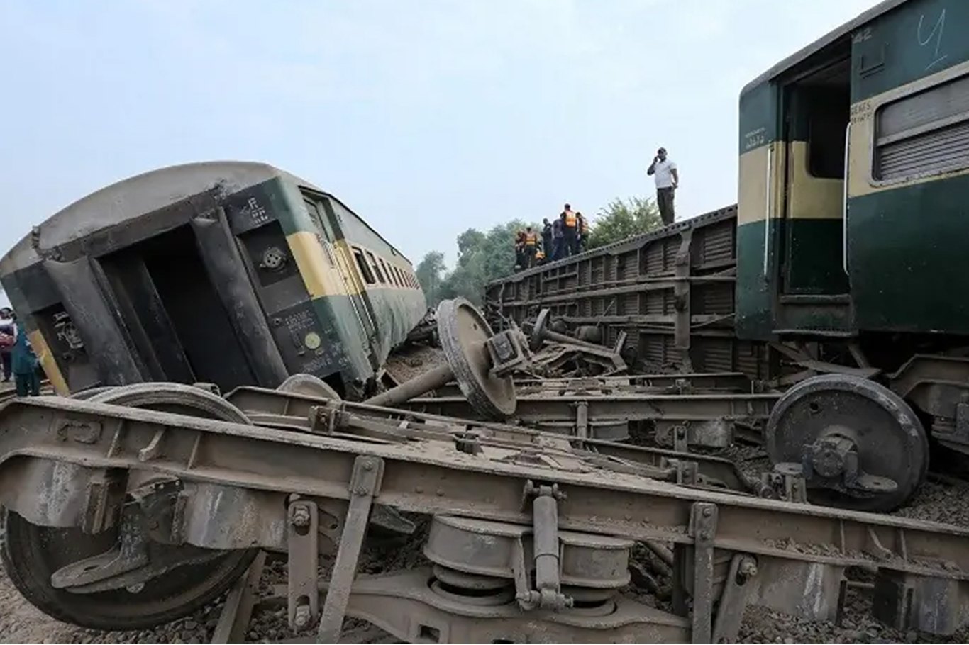 At least five killed, 30 injured in train derailment in Pakistan