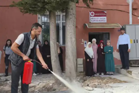 Mersin'de kız Kur'an kursunda öğrencilere uygulamalı yangın eğitimi verildi