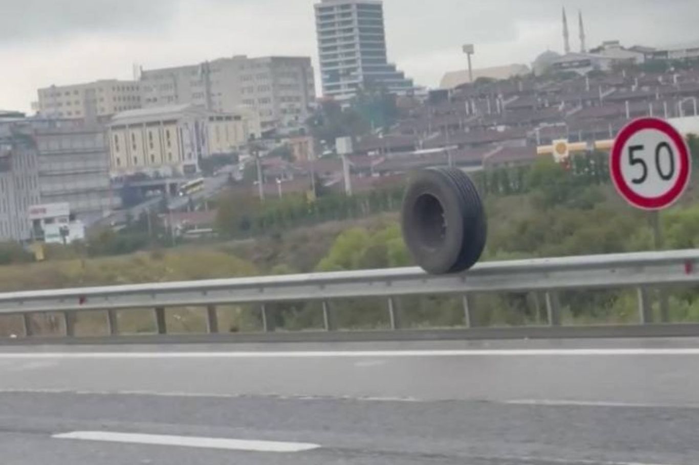 Kuzey Marmara Otoyolu'nda tırdan kopan lastik tehlike saçtı